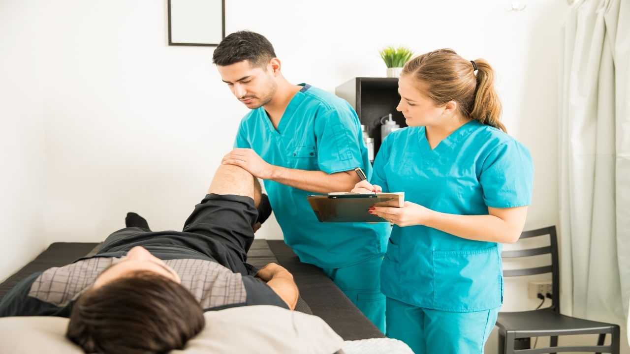 Joven terapeuta con paciente