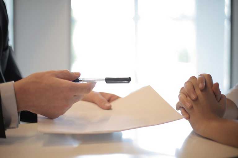 Firma de contrato Cliente a punto de firmar un contrato