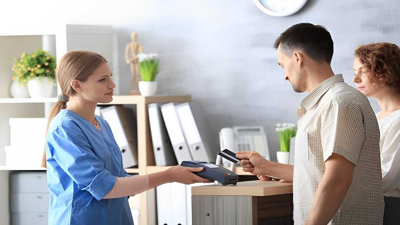 Cliente pagando en consultorio medico